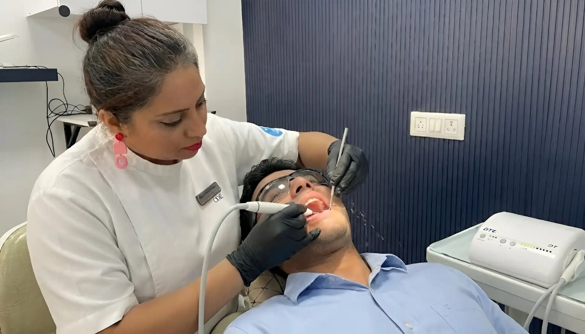 Professional teeth scaling treatment in Gurgaon