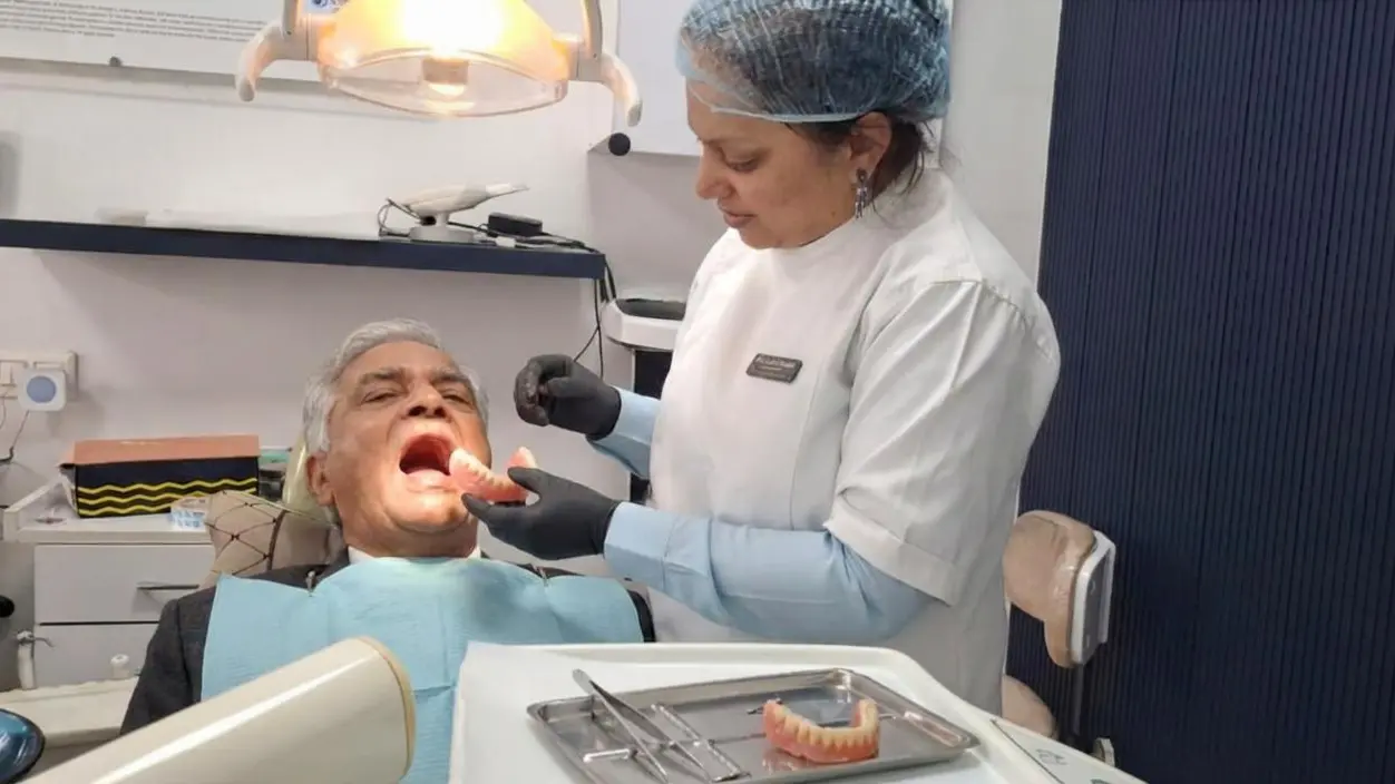 Dr. Jyoti Singh consulting a patient about dentures at CDIE Gurgaon